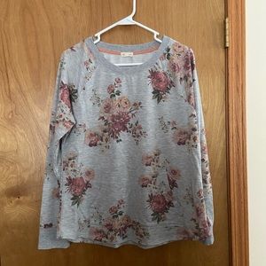 Floral top with pouch pocket